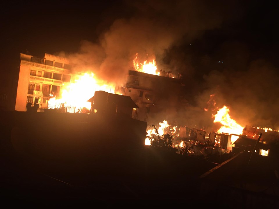 ताप्लेजुङको फुङलिङमा अहिलेसम्म १० घर जले, आगो नियन्त्रणबाहिर (लाइभ भिडियोसहित)