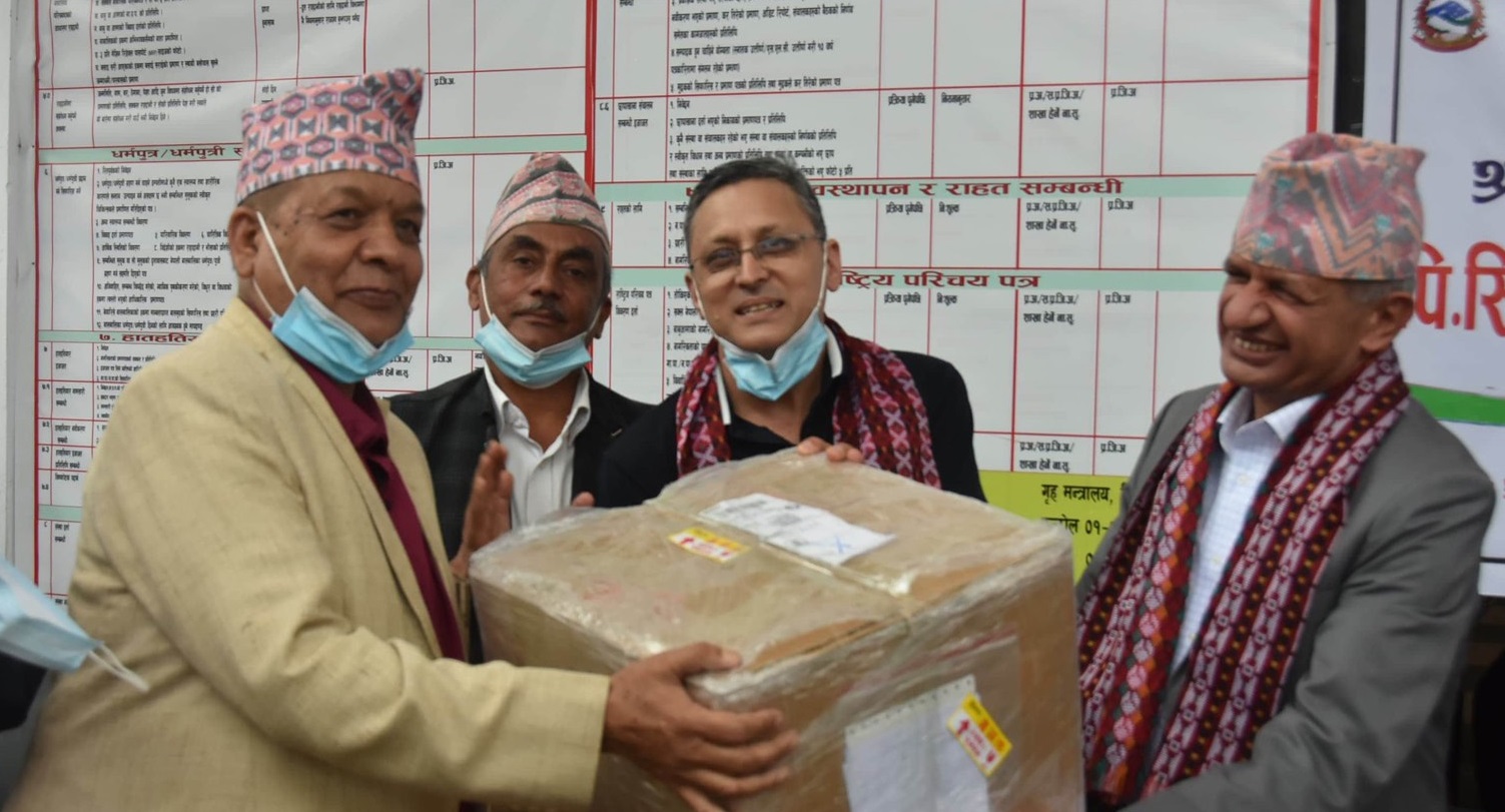कोभिड- १९ रोकथाम र नियन्त्रण गर्न हिमालयन एयरलाइन्सद्वारा स्वास्थ्य सामाग्री सहयोग