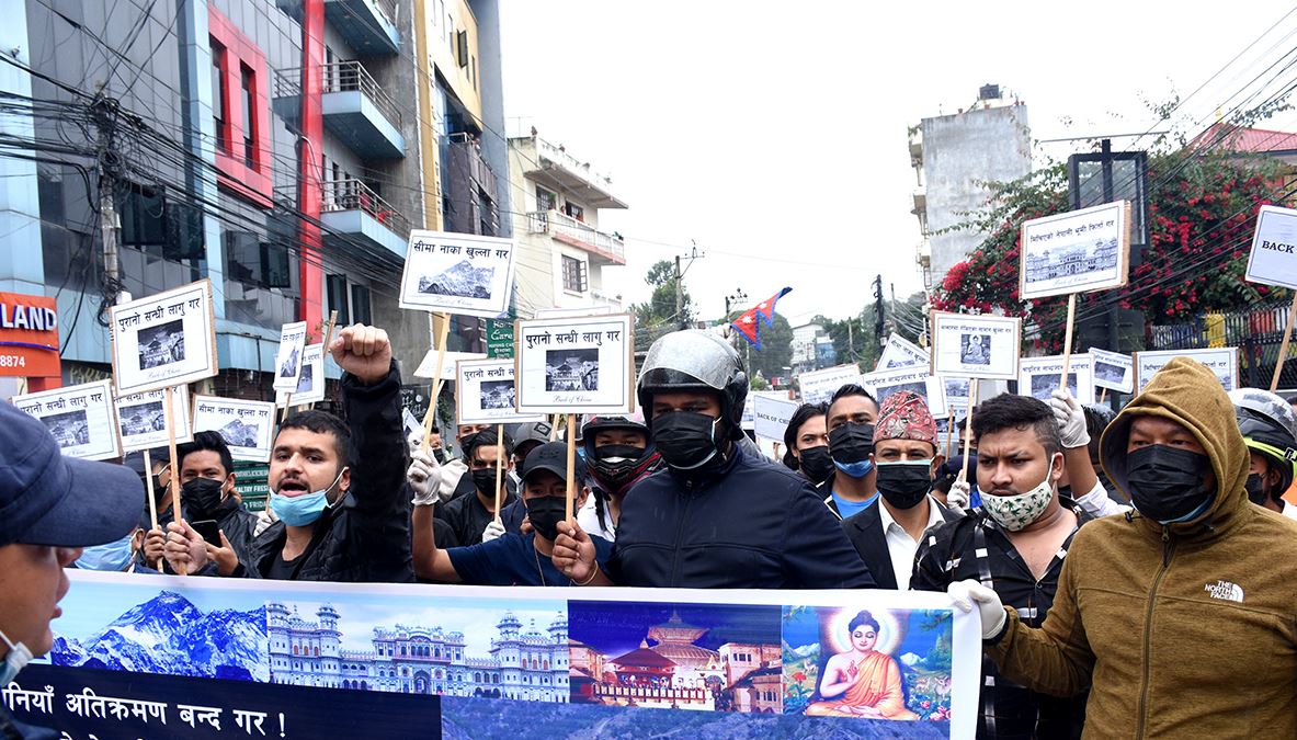 ‘ब्याक अफ चाईना’ भन्दै चिनियाँ दूतावास अगाडि प्रदर्शन