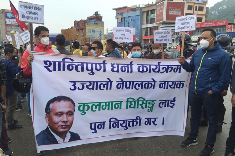 कुलमानलाई पुनः नियुक्ति माग गर्दै काठमाडौंको जोरपाटी र बालाजुमा प्रदर्शन