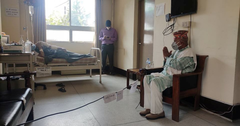 गोविन्द केसीलाई भेट्न शिक्षण अस्पताल पुगे पूर्वराष्ट्रपति यादव