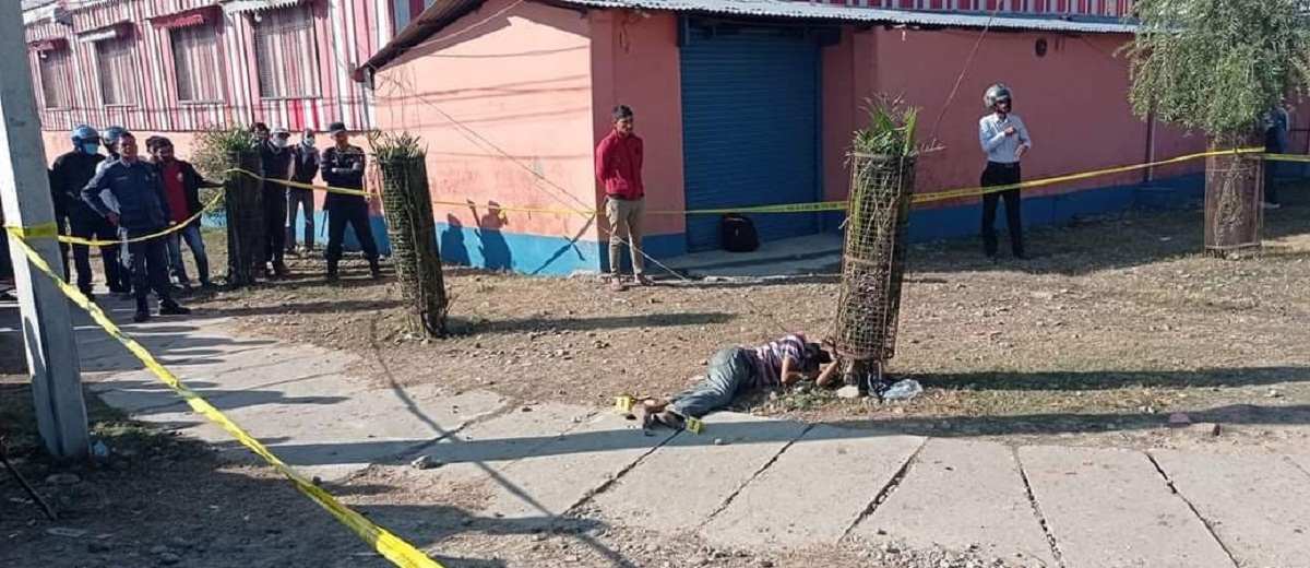 महेन्द्रनगर बजारमा घाँटीमा टेलिफोन तार बेरेको अवस्थामा एक पुरुष मृत फेला