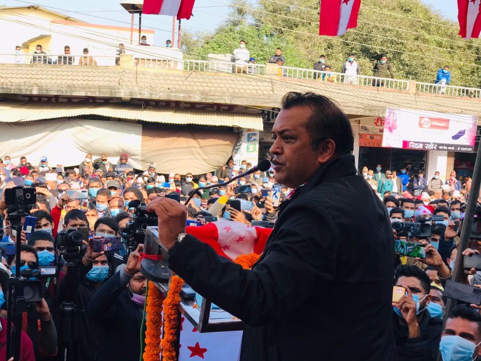राष्ट्रपति भण्डारीलाई ‘महारानी’ भन्दै काठमाडौमा आफूसँग चुनाव लड्न गगन थापाको चुनौती