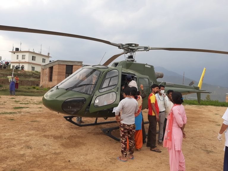 नेपाली सेनाको हेलिकोप्टरमार्फत दार्चुलाबाट सुत्केरीको उद्धार