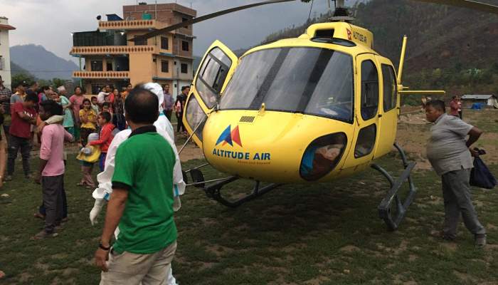 कोरोनाका बिरामी लिएर काठमाडौं आउँदै गरेका दुईवटा हेलिकप्टर आकस्मिक अवतरण
