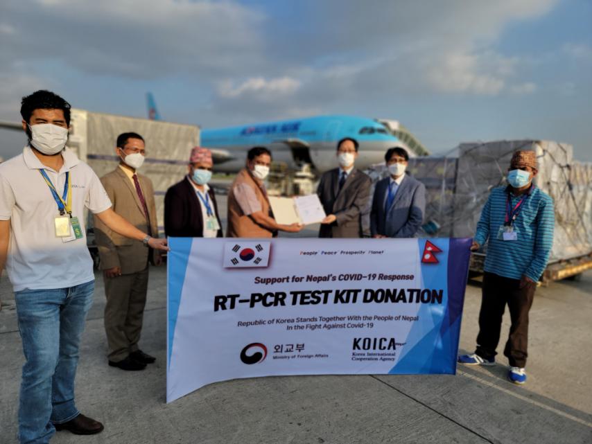 कोरिया सरकारले उपलव्ध गराएको स्वास्थ्य सामाग्री काठमाडौं आइपुग्यो