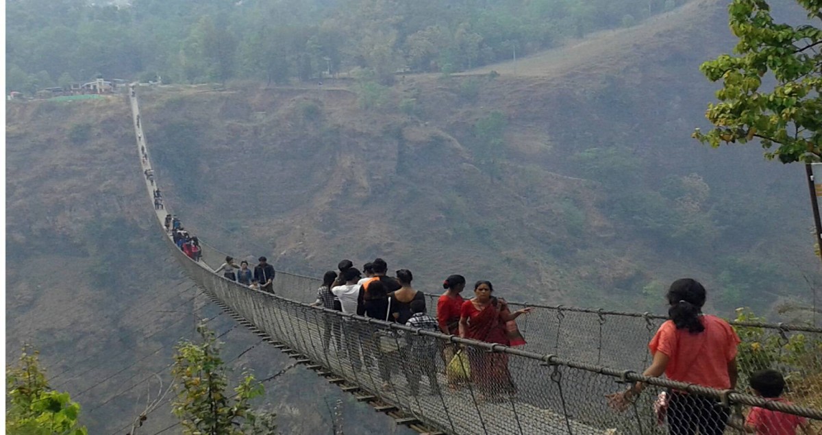 विश्वकै लामो दावी गरिएको पुलमा बढ्यो आन्तरिक पर्यटकको चहलपहल