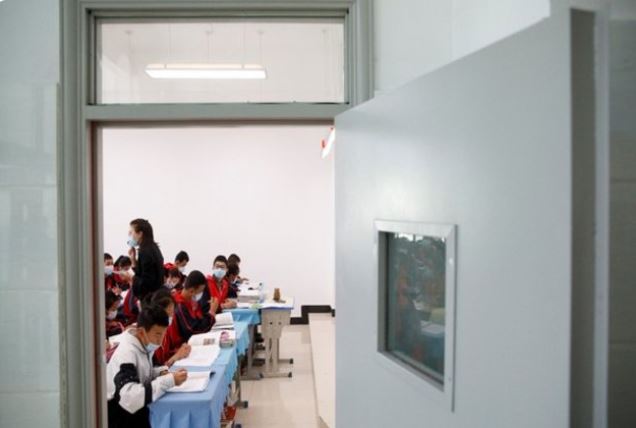 तिब्बतका विद्यालयका शिक्षकहरूले विद्यार्थीहरूलाई ब्रेनवाश गर्न चिनियाँ भाषा सिकाउने