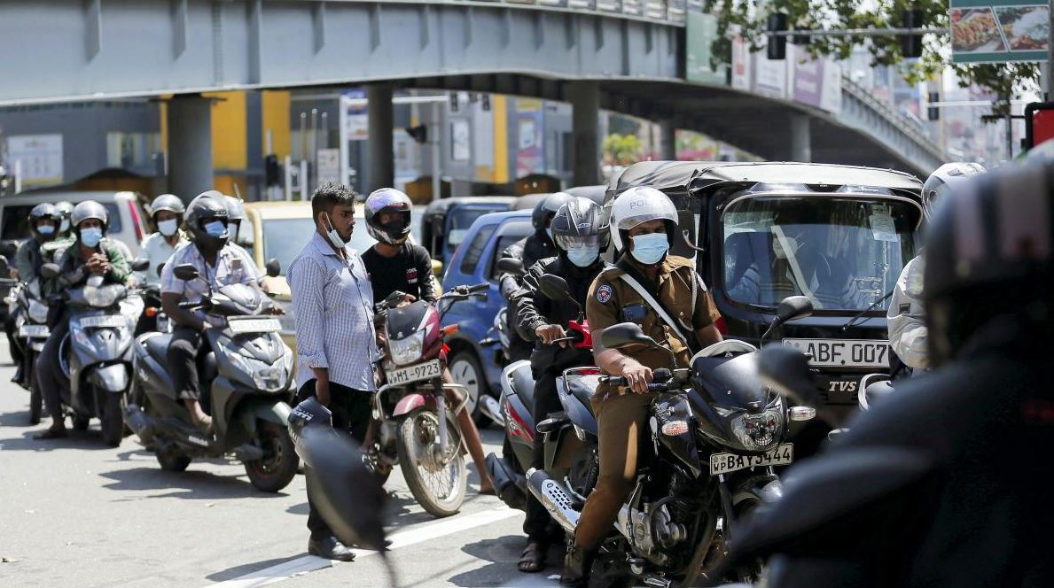 आर्थिक संकटबाट गुज्रिएको श्रीलंकामा पेट्रोल तथा डिजेल बिक्रीमा सीमा निर्धारण