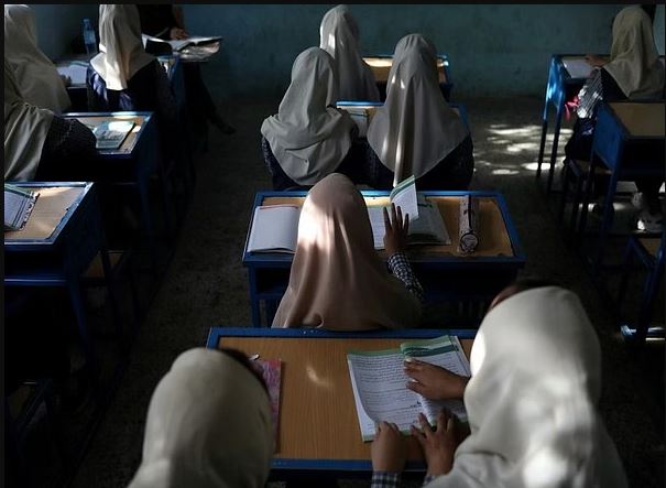 छात्रालाई विद्यालय जान दिन तालिबान सरकारविरुद्ध प्रदर्शन