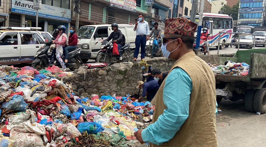 फोहोर संकलनमा जुटे काठमाडौं १६ का वडाध्यक्ष मुकुन्द रिजाल