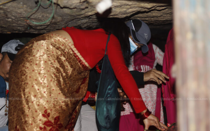 साउनको चौथो सोमबार: टोखाको बौडेश्वर महादेवको गुफामा दर्शनार्थीको घुईँचो