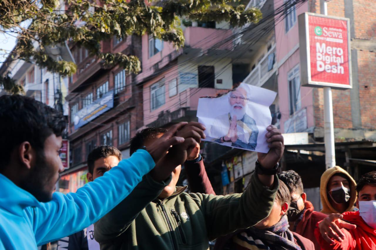 महाकालीमा भारतीय हस्तक्षेपको विरोध दूतावास अगाडि प्रदर्शन (फोटो फिचर)