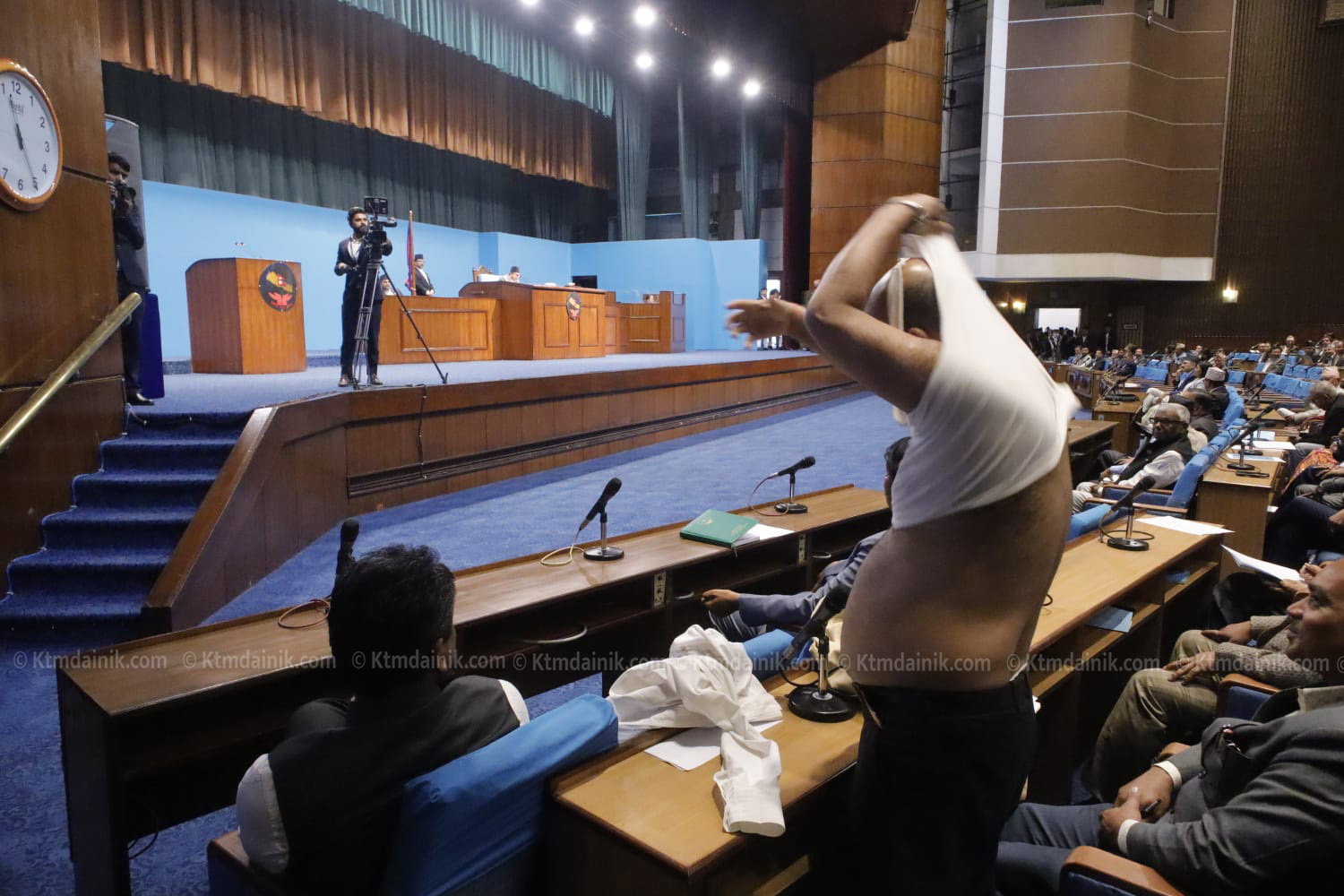 तस्वीरमा हेरौं संसदमा सांसद सिंहको अर्धनग्न विरोध
