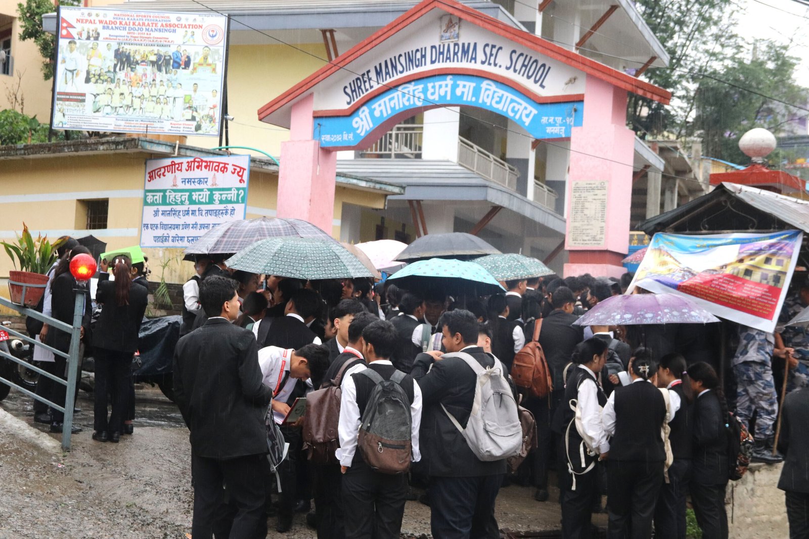 कक्षा १२ को परीक्षा सुरु : झरीमा रुझ्दै परीक्षा केन्द्रमा पुगे विद्यार्थी