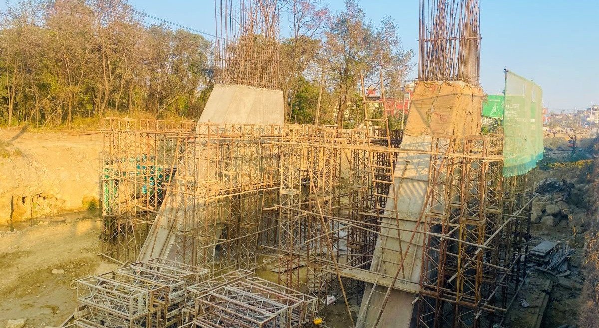 सेती नदीमा निर्माणाधीन ‘सिग्नेचर’ पुलको काम सुस्त