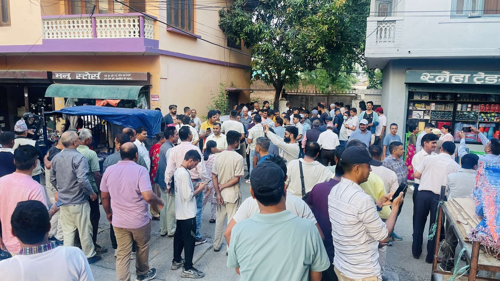 रुपन्देही कारागार अगाडि भेला हुन थाले रास्वपा कार्यकर्ता