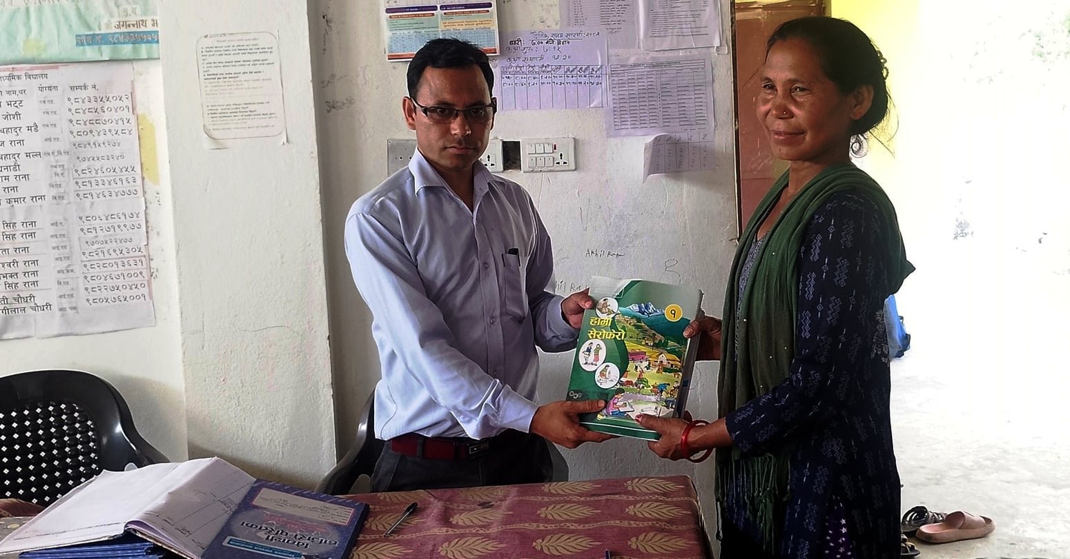 उमेरले छेकेन पढ्नलाई –बाउन्न वर्षको उमेरमा कक्षा १ मा पढ्दै वडासदस्य डल्लीदेवी