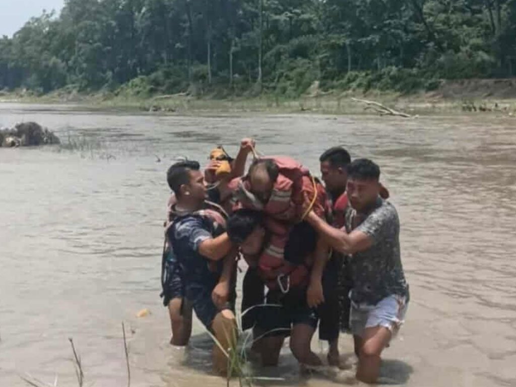 सशस्त्र प्रहरीद्वारा नारायणी नदीमा बगिरहेका पुरुषको उद्धार