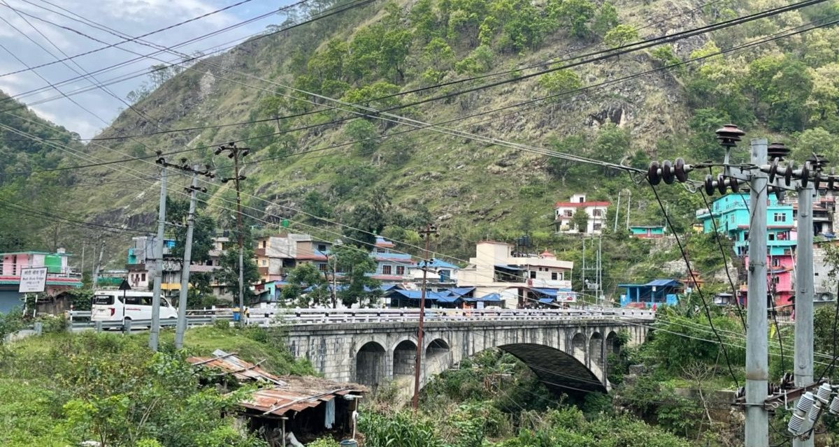 मध्यपहाडी लोकमार्गको मोदीखोलामा पुल निर्माण गरिँदै