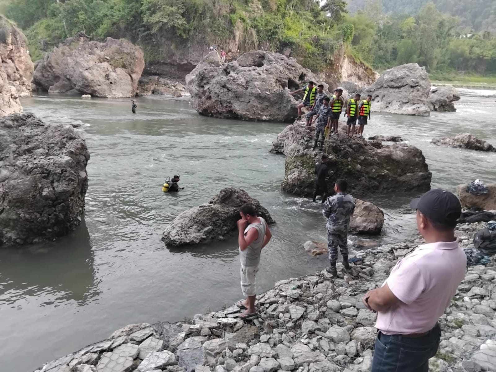 उद्धार अभ्यासका क्रममा गोताखोरका दुई सशस्त्र प्रहरी सप्तकोशीमा बेपत्ता