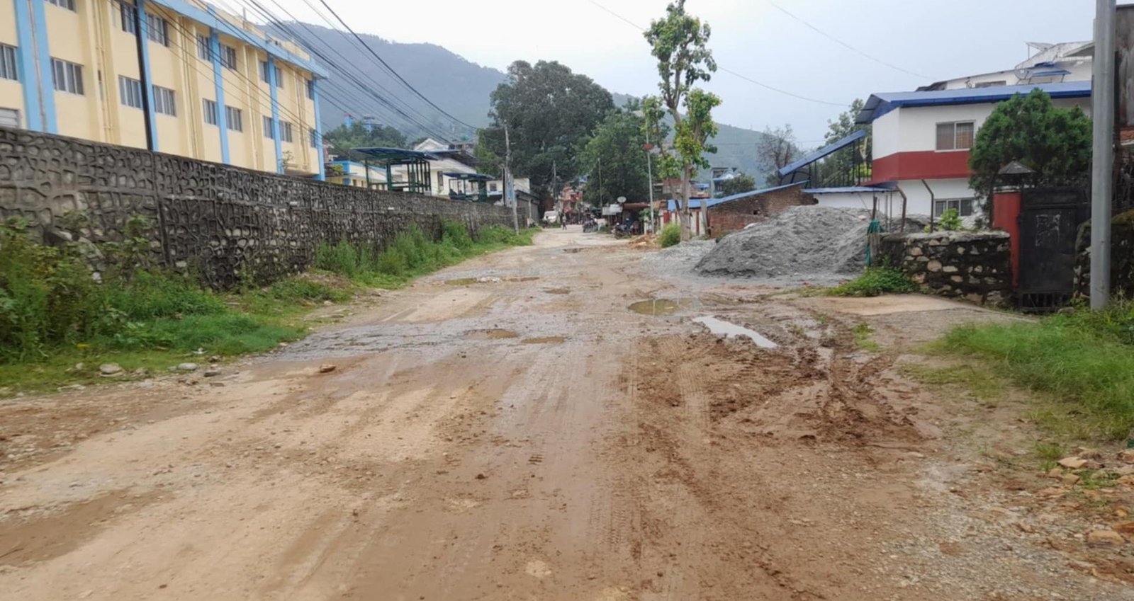 सदरमुकामकै सडक एक दशकदेखि जीर्ण, छैन कसैलाई चासो