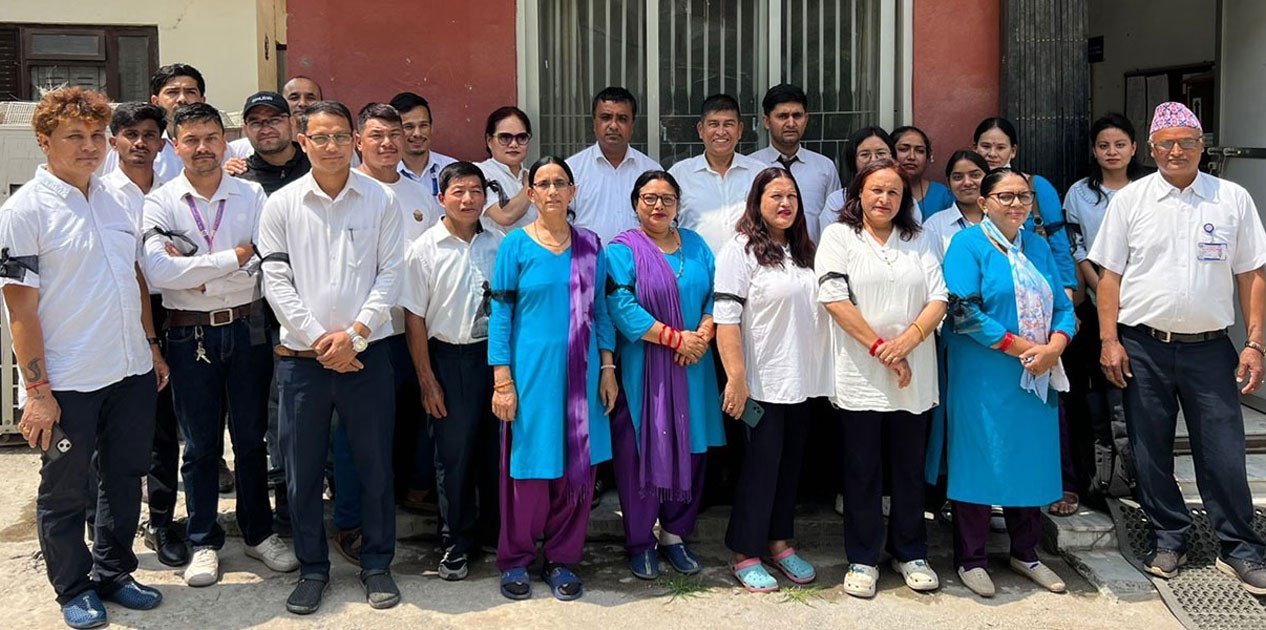 कर्मचारीहरूद्वारा कालो पट्टी बाँधेर आज पनि धर्ना