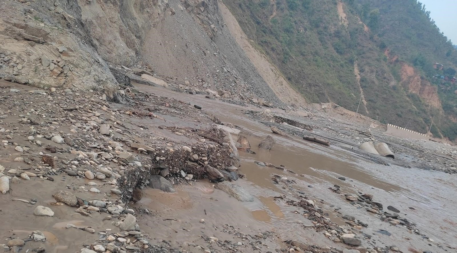 भूकम्प र बाढीपहिरोले थिलथिलियो बिपी राजमार्ग