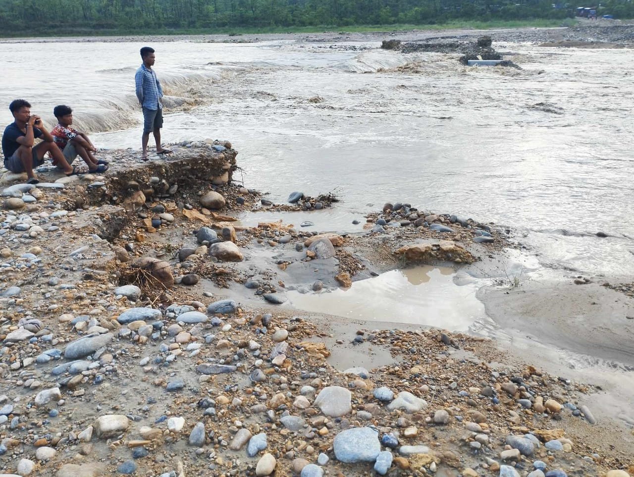 विनयी खोलामा डाइभर्सन बगाउँदा पूर्वपश्चिम राजमार्ग अवरुद्ध