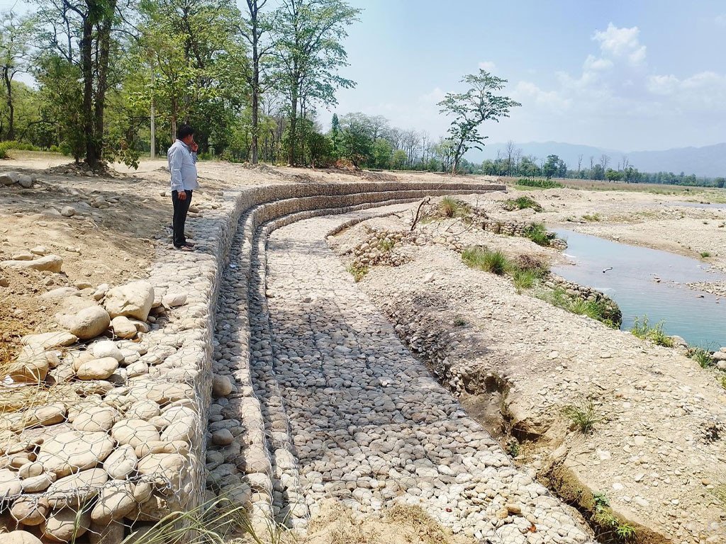 बस्ती जोगाउन झिझरी खोलामा तटबन्ध