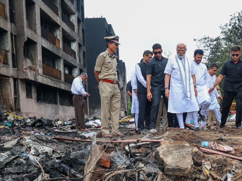 भारतीय प्रधानमन्त्री मोदी विमान दुर्घटना स्थलमा पुगे