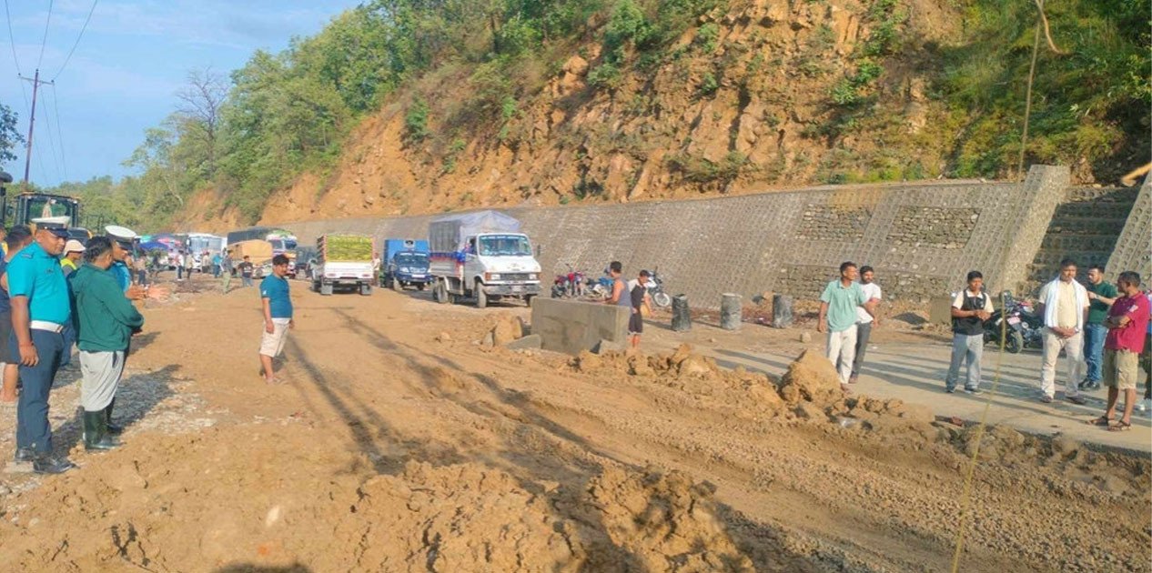 ४० घण्टापछि दाउन्नेमा यातायात सञ्चालन