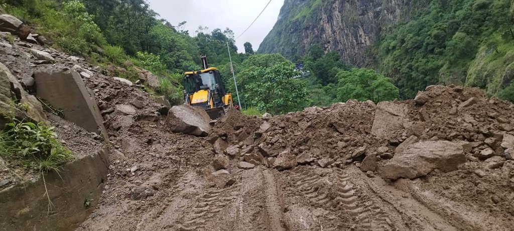 मध्यम वर्षाले नै देशभरका २२ स्थानमा सडक अवरूद्ध