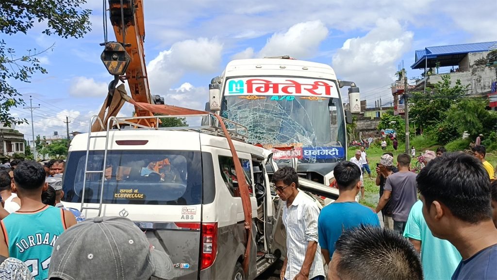 चितवन दुर्घटना : यी हुन् सात मृतक र २४ घाइते (नामावलीसहित)