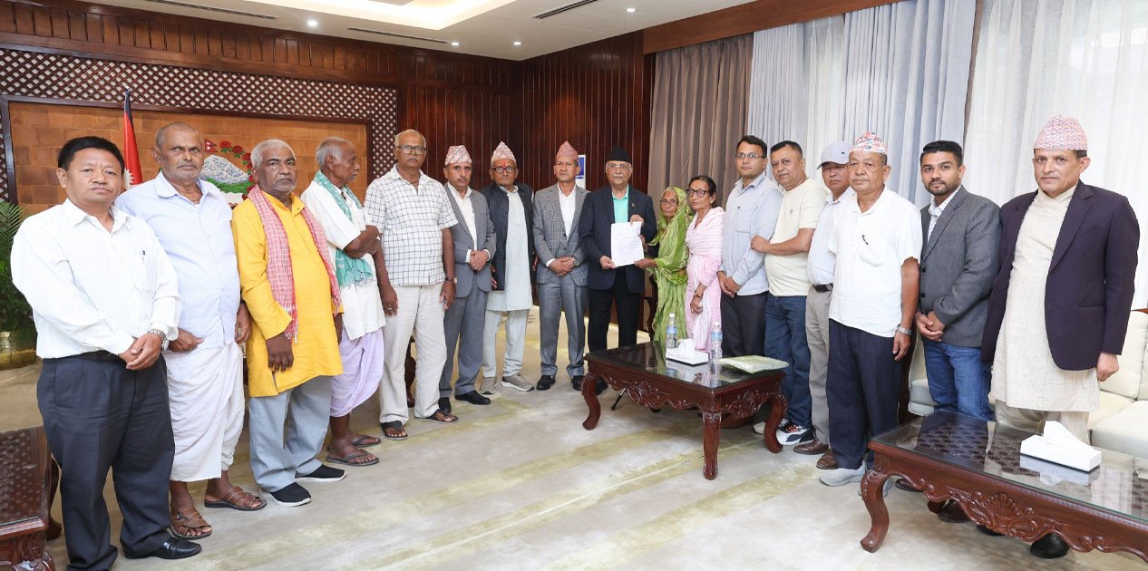 कोशीटप्पुु वन्यजन्तुु आरक्षका विस्थापित परिवारको प्रधानमन्त्रीलाई ज्ञापन