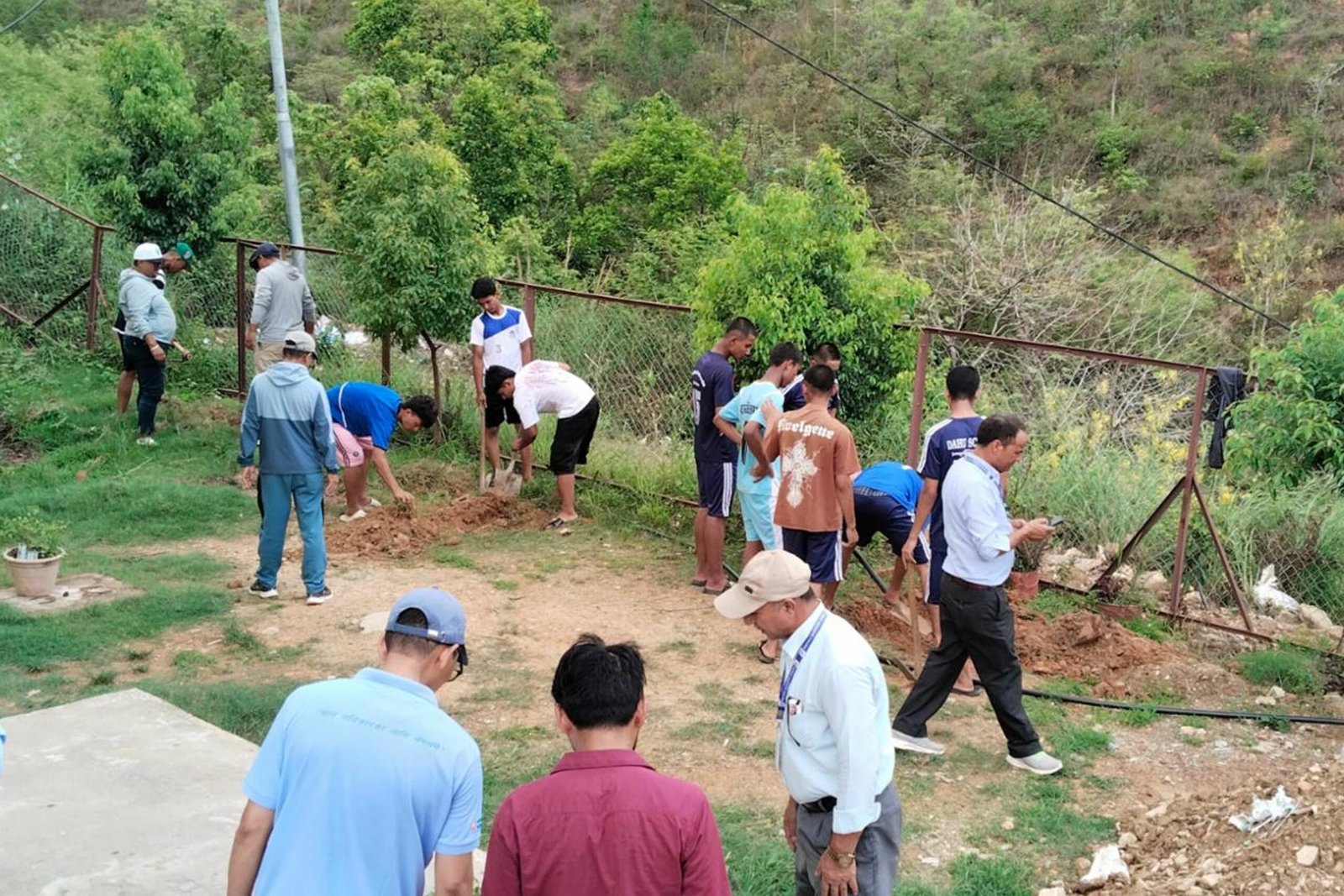 विद्यालयको आम्दानी बढाउन बुद्धचित्तको बिरुवा लगाइँदै