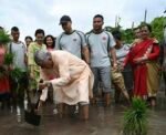 धान रोपाइँमा सहभागी भए राष्ट्रपति पौडेल