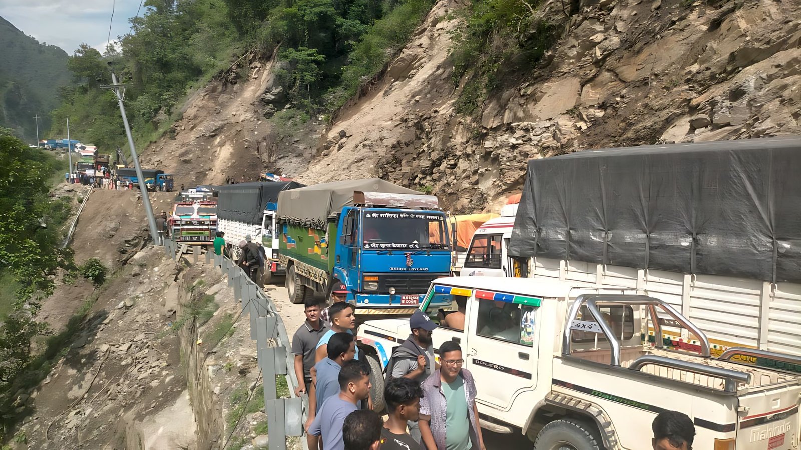 पहिरोले कर्णाली राजमार्ग अवरुद्ध