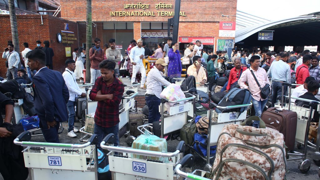 विमानस्थलमा अलपत्र परेका यात्रु उड्न थाले