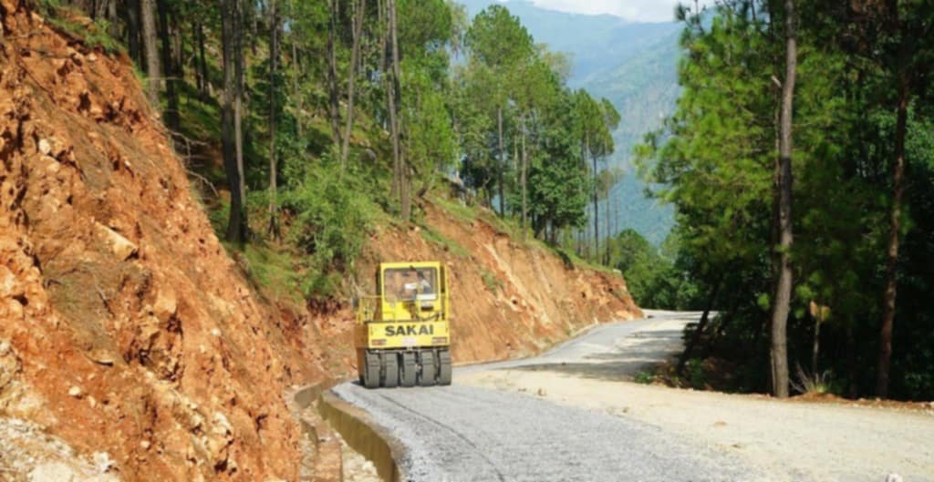 ट्रयाक खुलेको २७ वर्षपछि रत्नेचौर–भकुण्डे सडक कालोपत्र