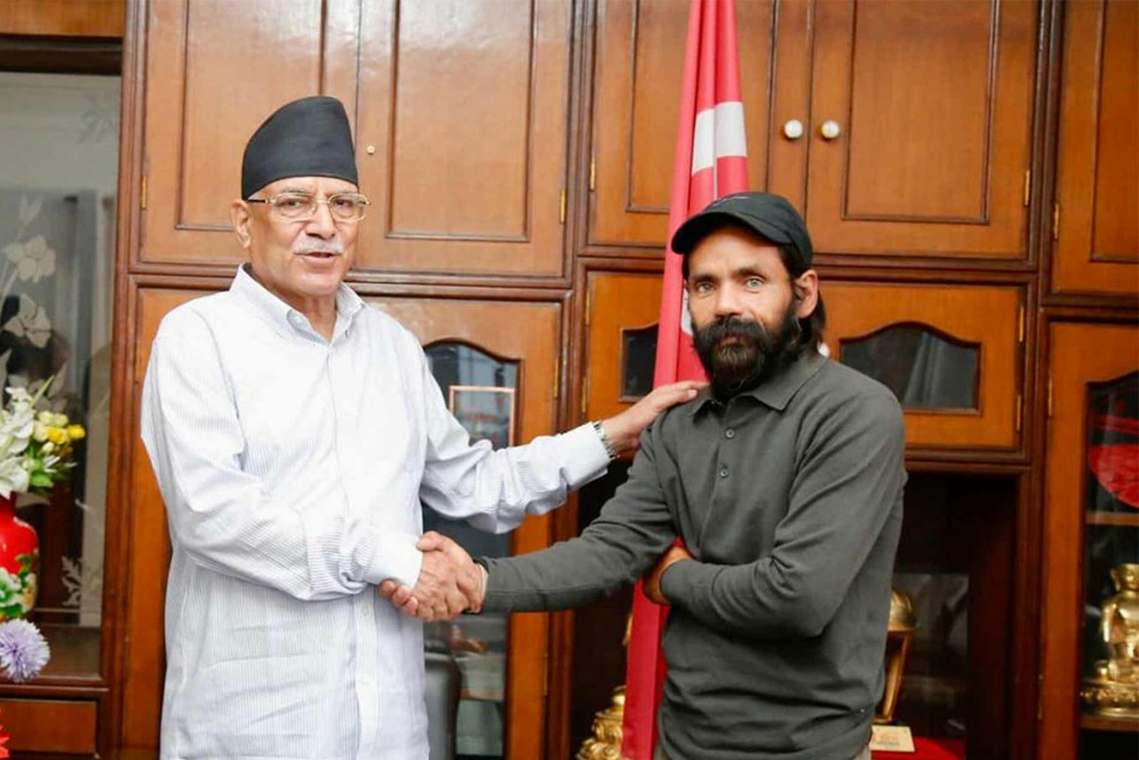 सुर्खेतबाट खाली खुट्टा हिँडेर काठमाडौँ आइपुगेका बोहराले भेटे ‘प्रचण्ड’लाई