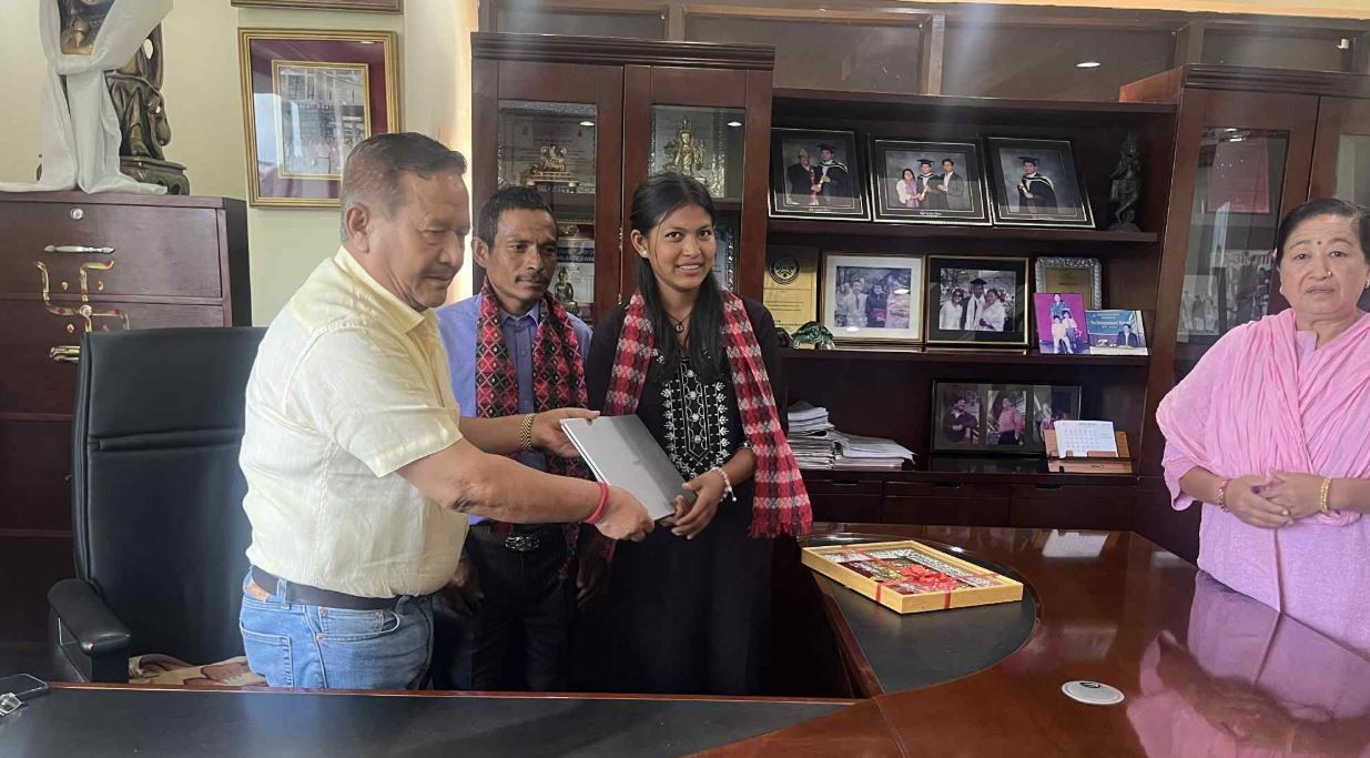 गोमालाई भाटभटेनी अध्यक्ष गुरूङले आफ्नै खर्चमा एमबीबीएससम्म पढाई दिने