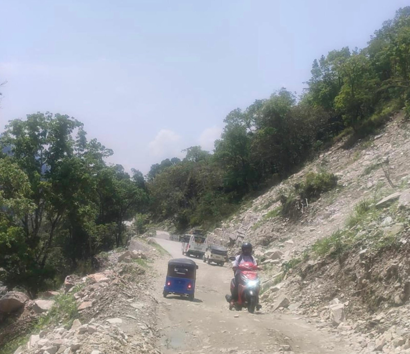 जोखिम बन्दै बेँसी सहर-चामे सडक यात्रा