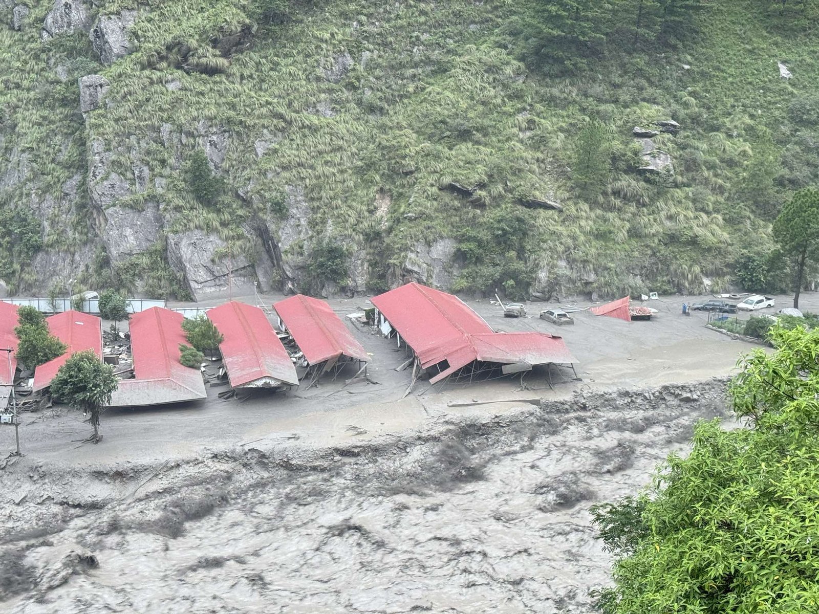 रसुवा बाढी : तीन प्रहरीसहित १५ जना बेपत्ता, नौं जनाको उद्धार