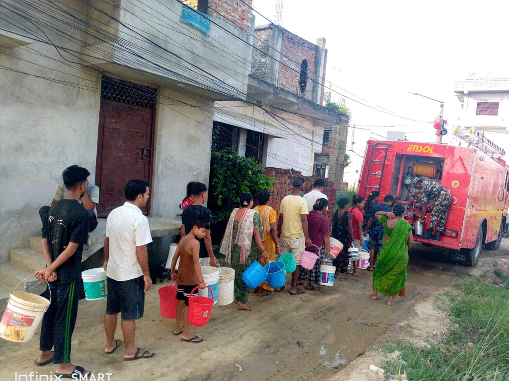 वीरगञ्जमा खानेपानीको हाहाकार, नेपाली सेनाद्वारा पानी वितरण