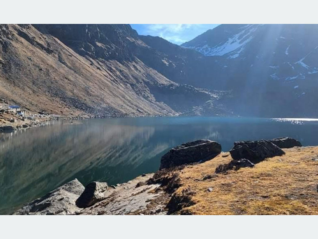 गोसाइँकुण्डमा स्नान गर्दै भक्तजन