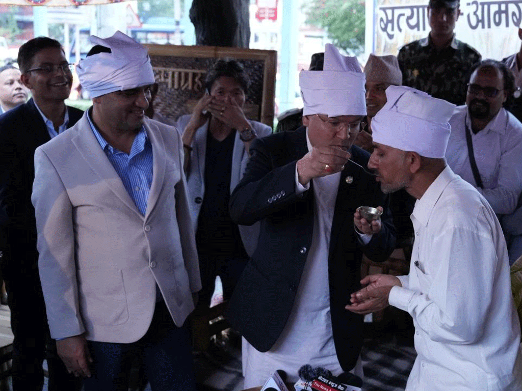 १६ बुँदे समझदारी पत्रमा हस्ताक्षर गर्दै दिक्तेलका मेयरले तोडे अनशन