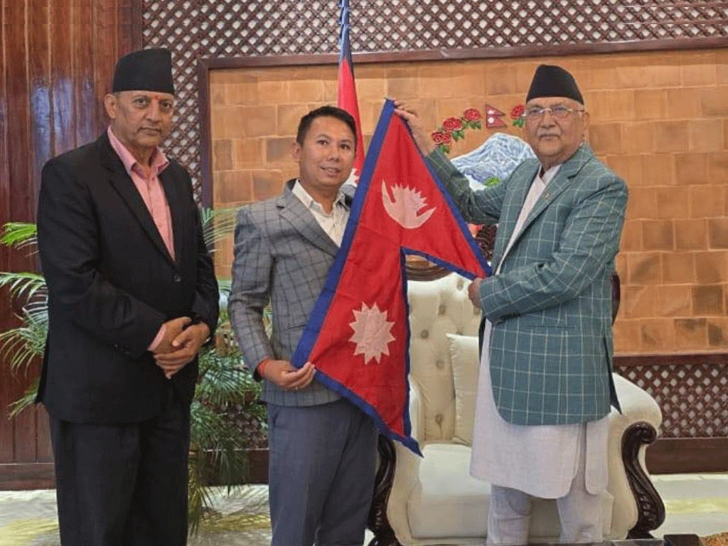 ओसिनियाको अग्लो हिमालमा नेपाली झण्डा फहराउन हिँडेका आरोही पाण्डेलाई प्रधानमन्त्रीले गरे बिदाइ
