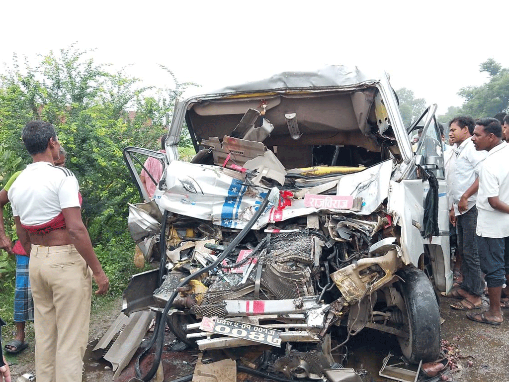 सुनसरीमा बस र माइक्रो ठोक्किंदा ३ जनाको मृत्यु, १५ जना घाइते