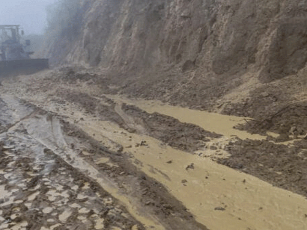 लेदोसहितको पहिरोले जोमसोम-कोरला सडक पूर्ण रूपमा अवरुद्ध